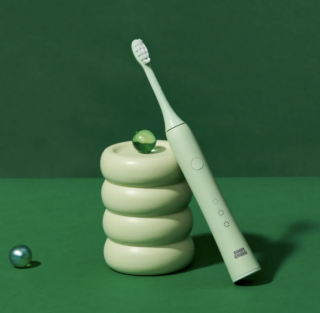 une brosse à dents électrique verte pour les enfants