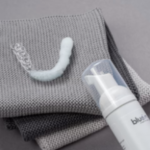 Mousse nettoyante crémeuse pour aligneurs, appareils dentaires et prothèses dentaires
